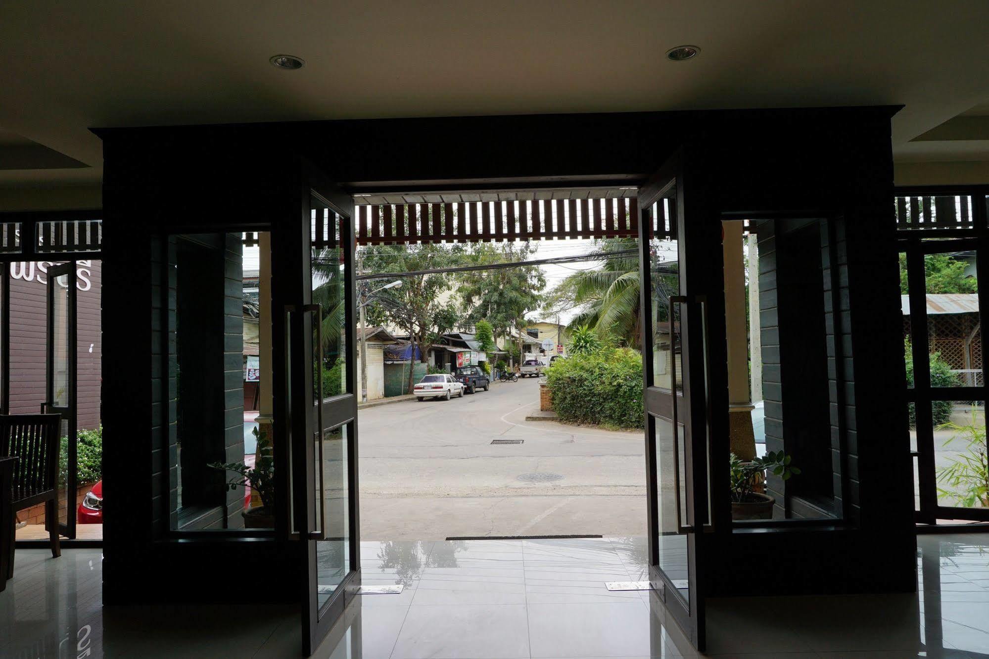 Ponburi Hotel Nan Bagian luar foto