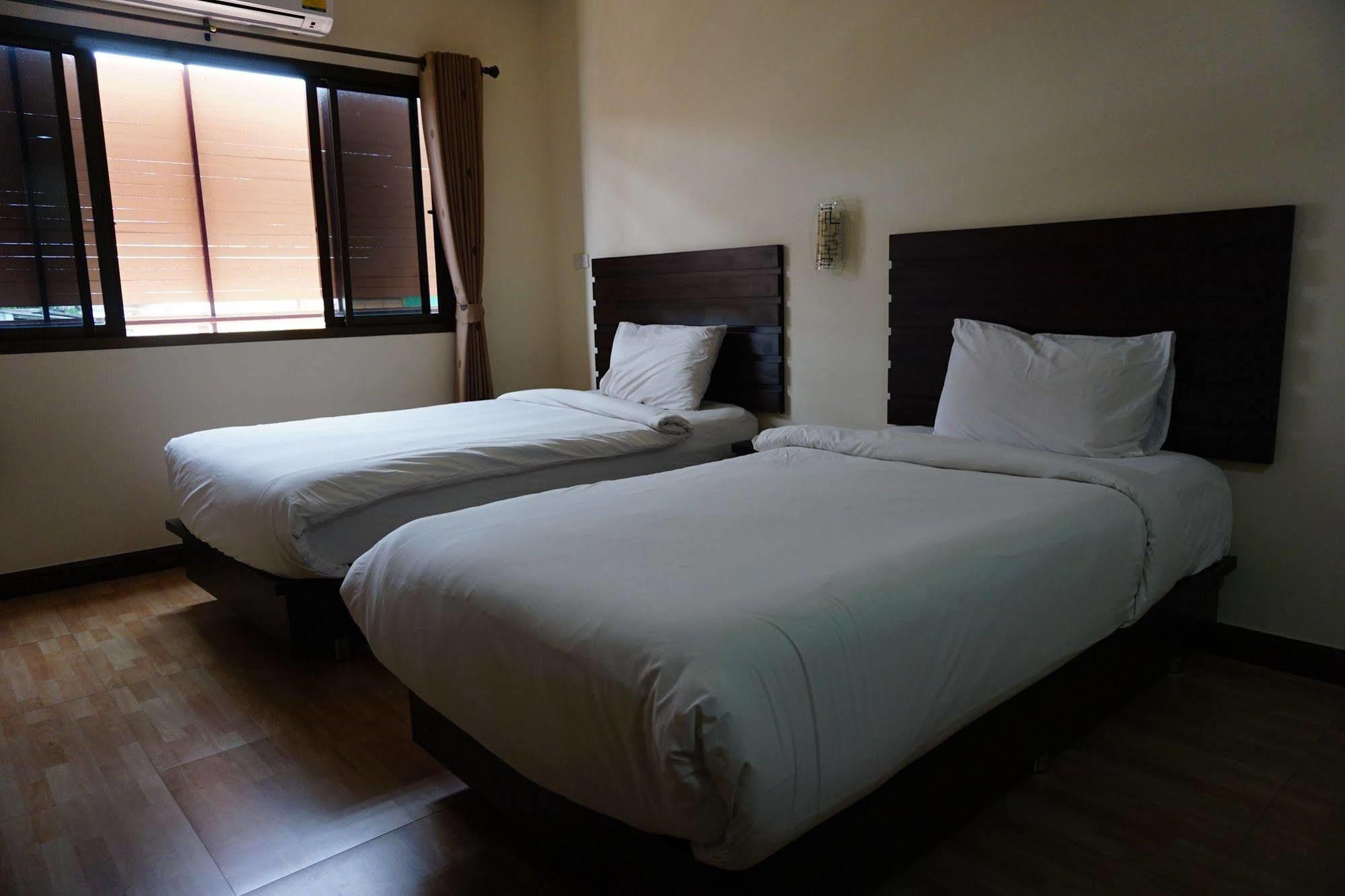 Ponburi Hotel Nan Bagian luar foto