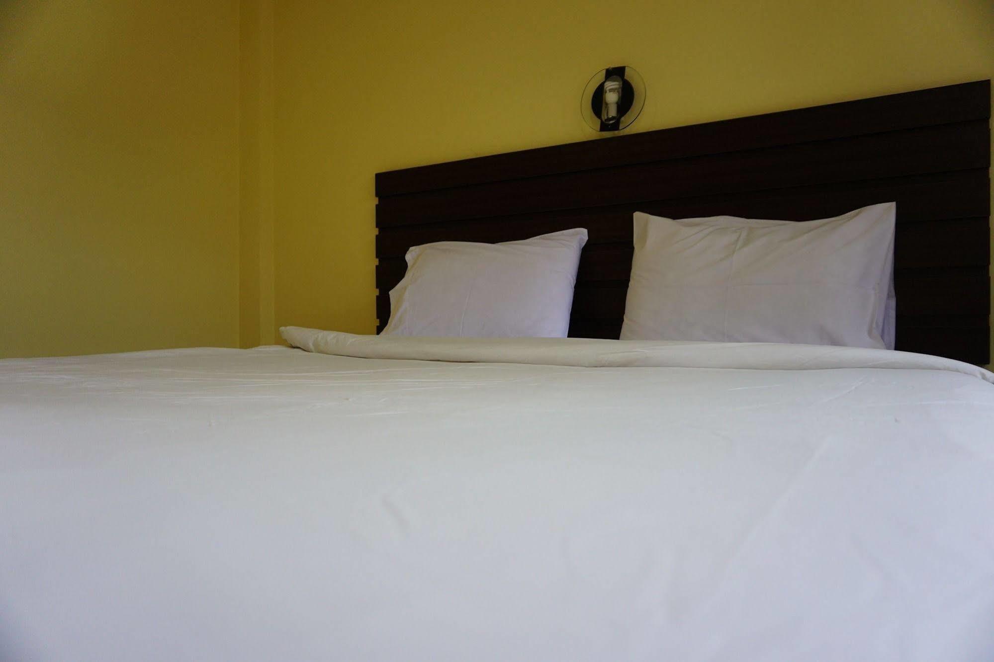 Ponburi Hotel Nan Bagian luar foto