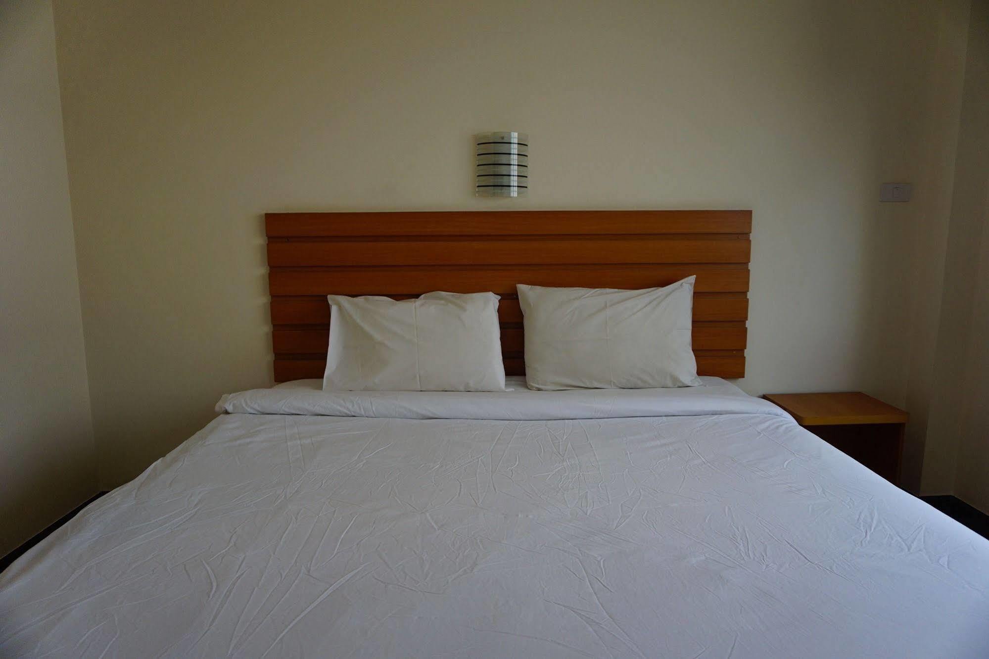 Ponburi Hotel Nan Bagian luar foto