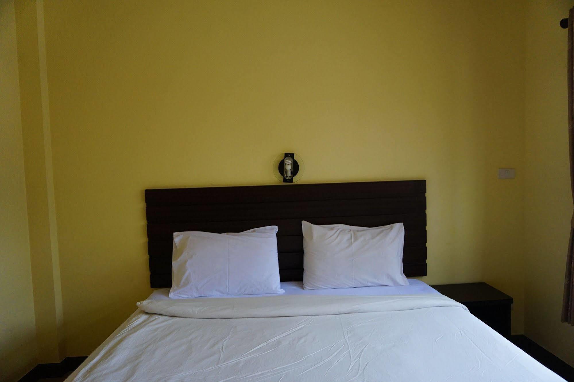 Ponburi Hotel Nan Bagian luar foto